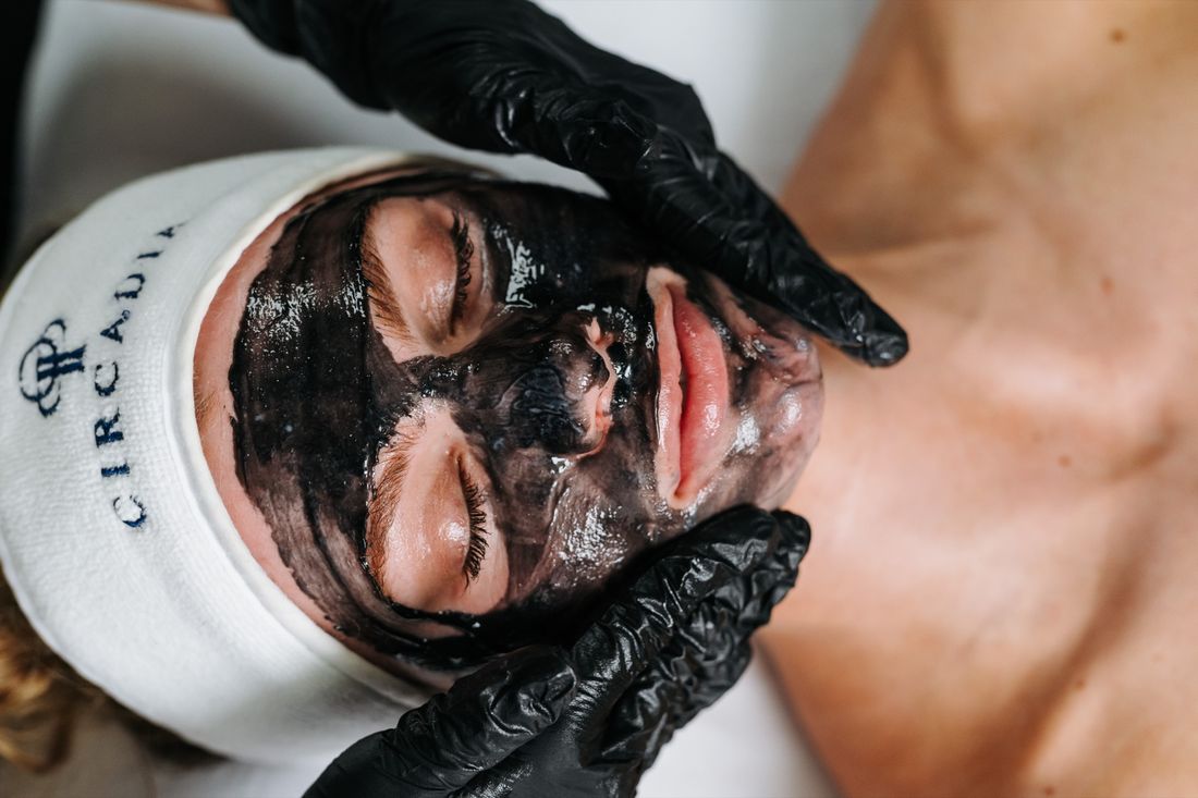 Charcoal-Maske während des C₂O₂ Signature Treatments