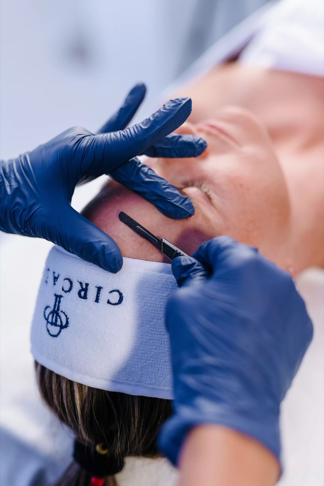 Präzise Dermaplaning-Behandlung mit dem Skalpell